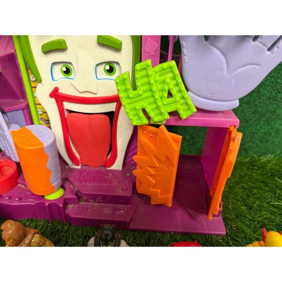 Fisher-Price Imaginext DC Super Friends The Joker's Fun House 2009 w/ Figures - Picture 5 of 9
